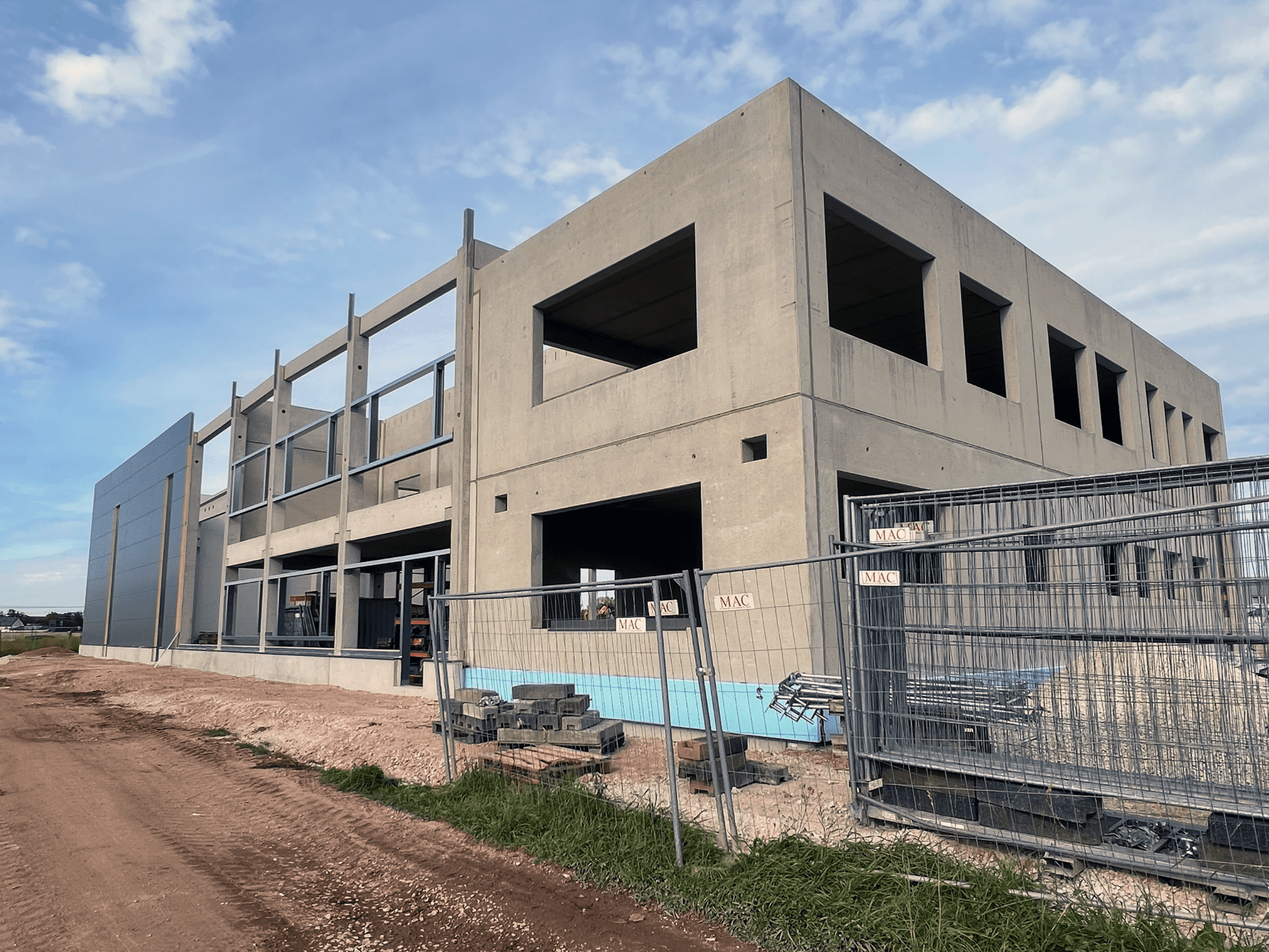 Beginn der Fassadenmontage bei FS Metalltechnik GmbH & Co. KG in Fürth